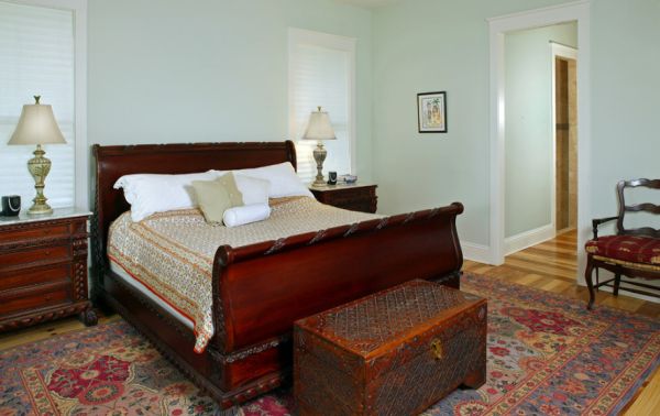 Traditional bedroom with a trunk at the foot of the bed