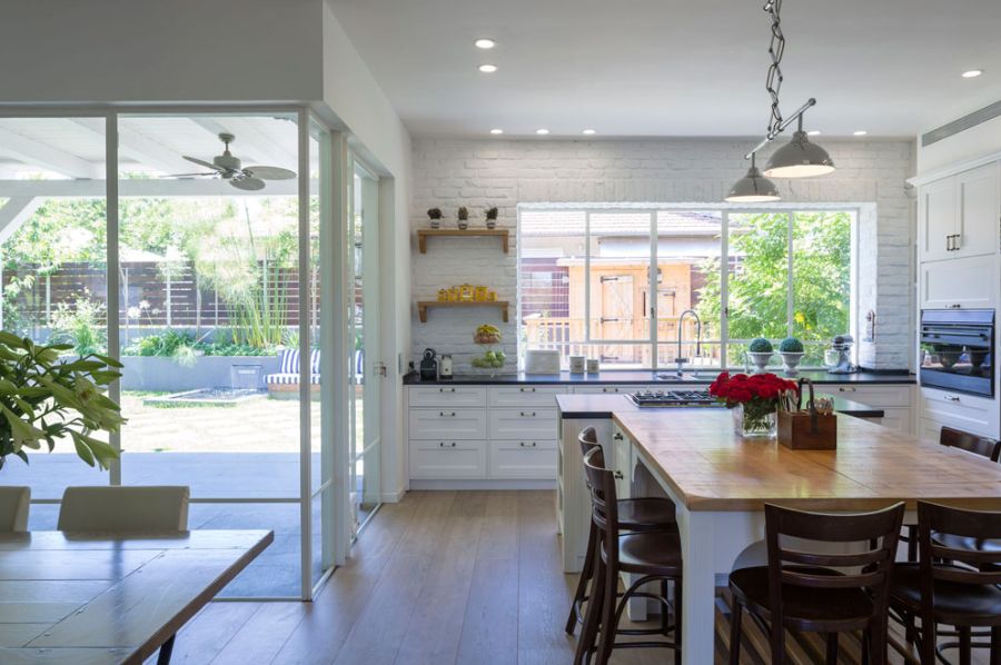 Traditional kitchen design with white exposed brick walls