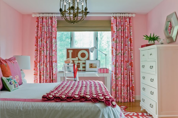 Colorful details in a girl's bedroom