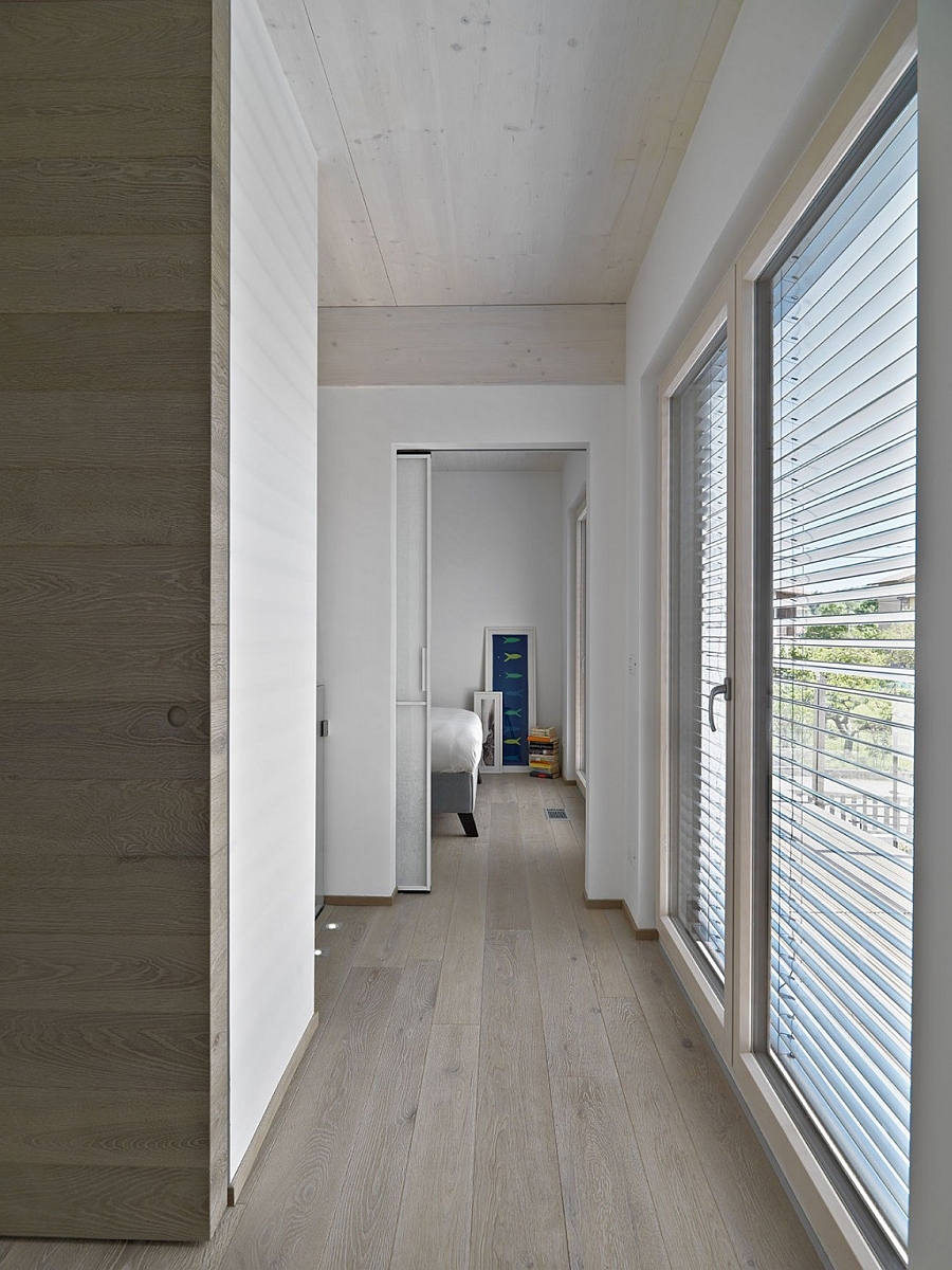 Corridor leading to the bedroom