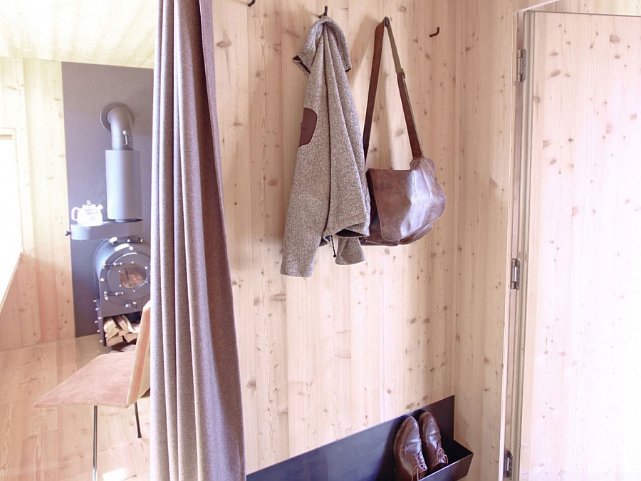 Entrance room at the Ufogel cabin