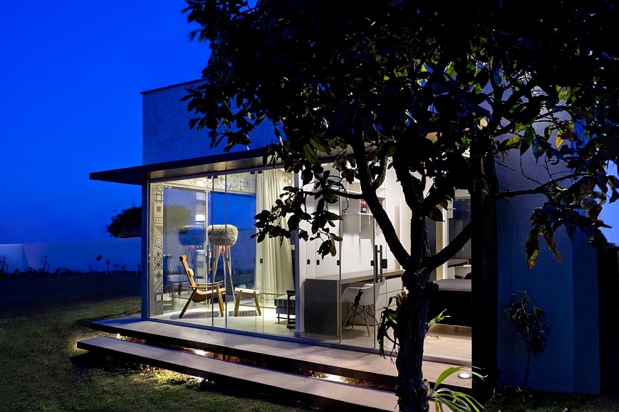 Glass walls blur borders between outdoors and interior