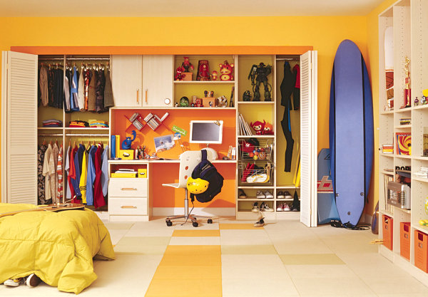 Kids' room closet