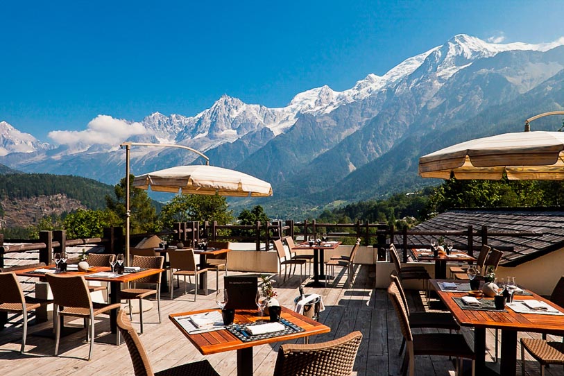 Outdoor dinings pace with view of the Alps