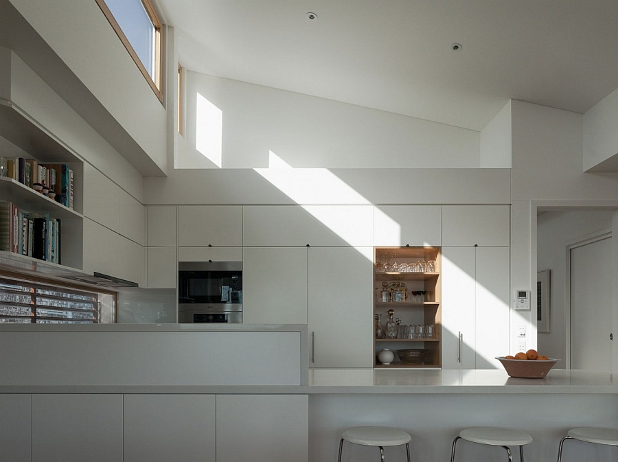 Skylights and windows usher in ample ventilation