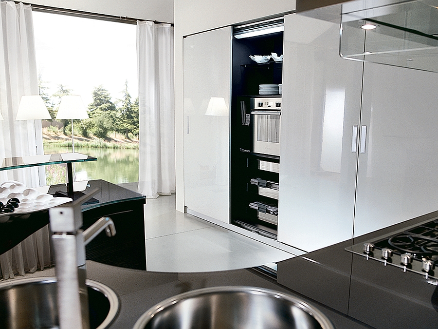 Sleek contemporary kitchen in blacka nd grey