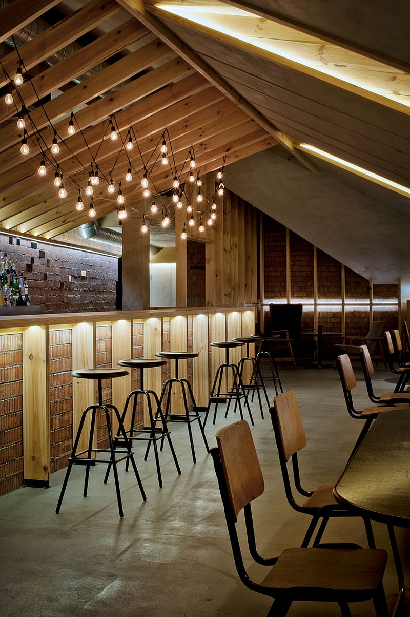 Smart use of natural material inside the attic bar