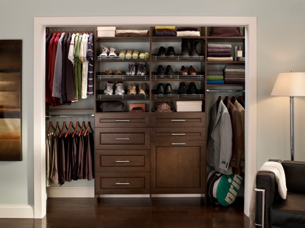 Tidy men's closet