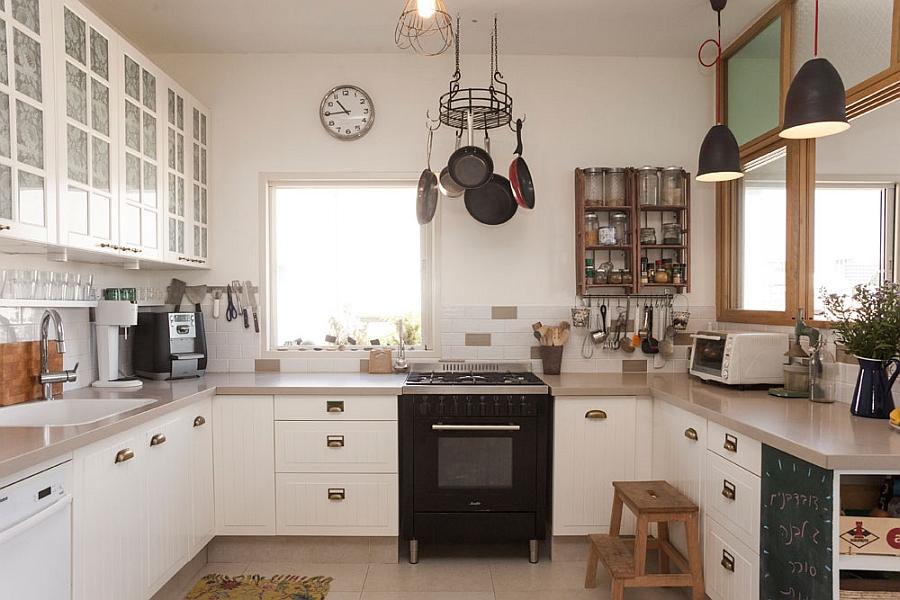 Black pendant and DIY lamps in the kitchen