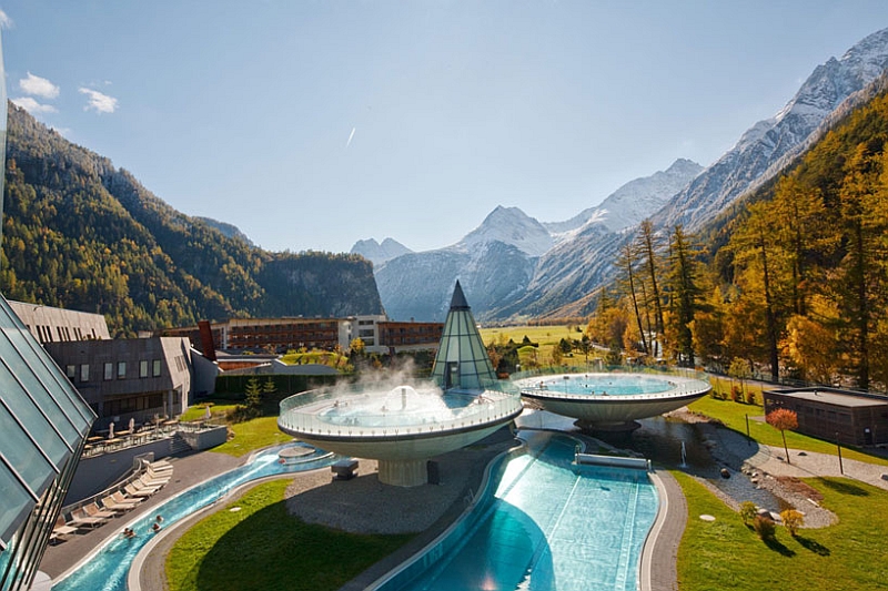 Bowl shaped pools al the Aqua Dome Resort