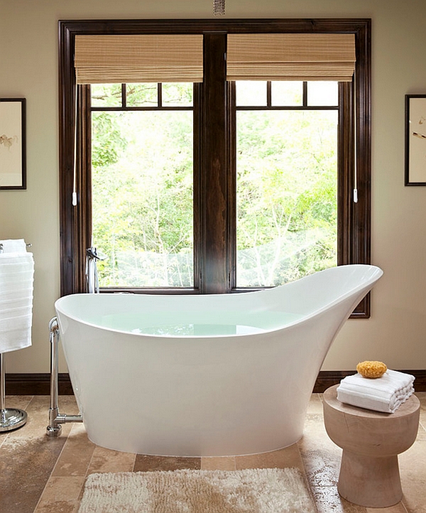 Comfy and curvaceous bathtub in white