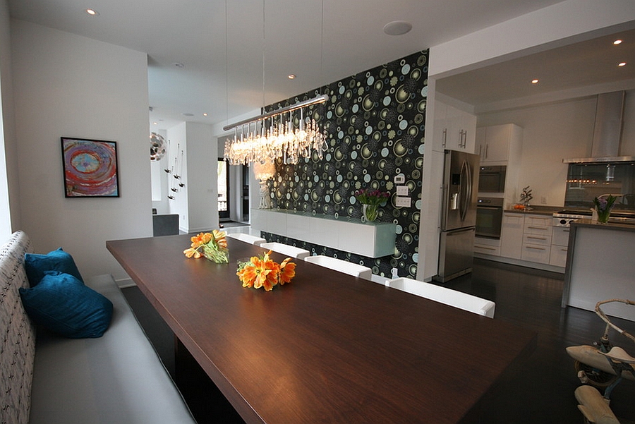 Dining table combined with the breakfast nook