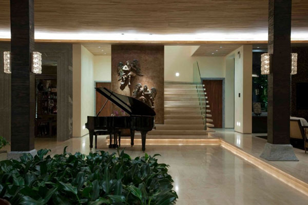 Casas modernas exibindo pianos elegantesCasas modernas exibindo pianos elegantes  