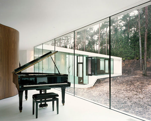 Rumah Modern Menampilkan Piano EleganRumah Modern Menampilkan Piano Elegan  