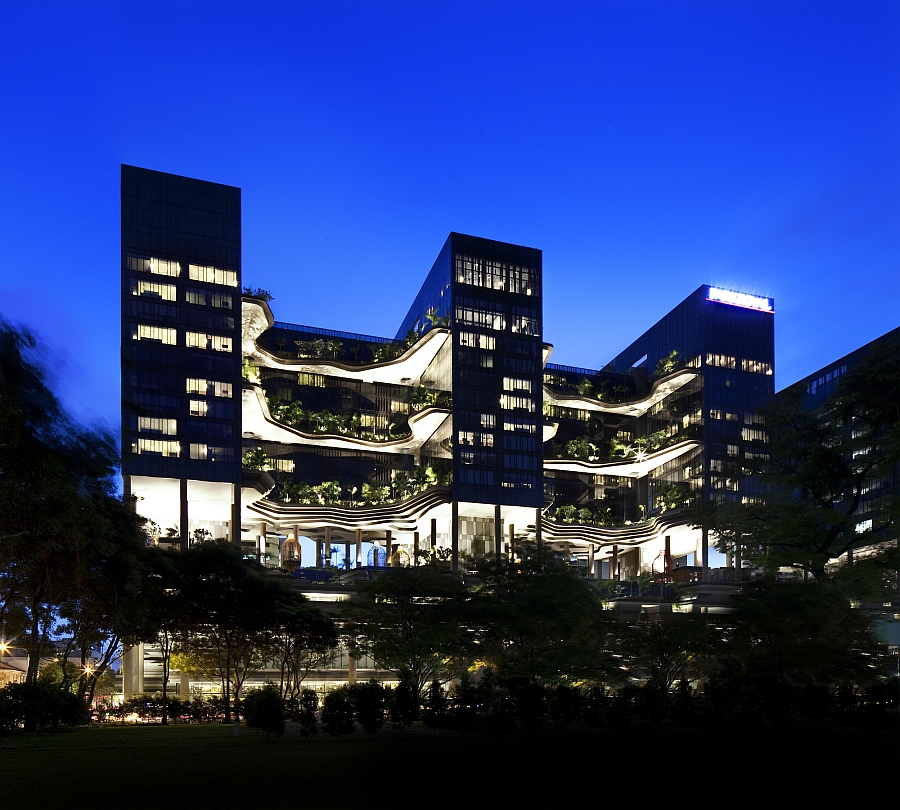 Facade of the green Singapoer Hotel