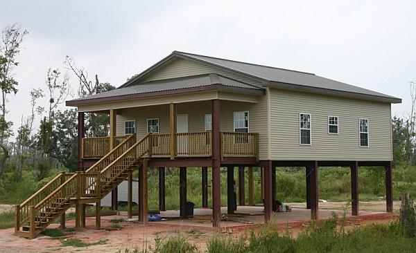 Facade of the unique and resiliant steel frame house