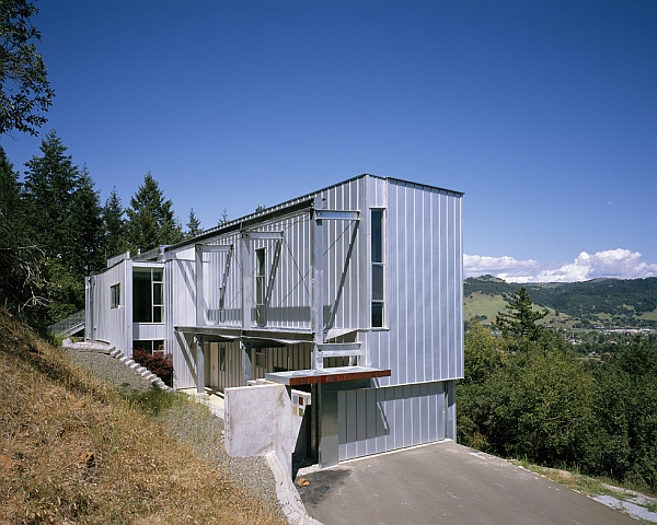 Metallic facade of residence for a sculptor