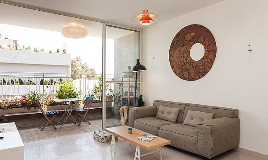 Stylish Seaside Apartment In Tel Aviv Gets A Gorgeous Green Makeover!
