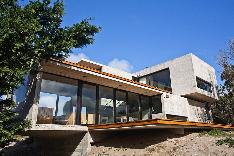 Modern house in glass, concrete and steel