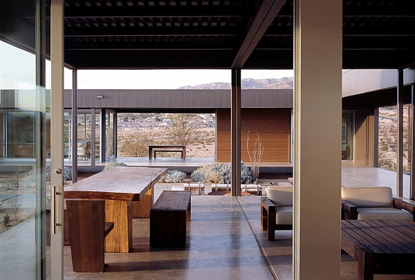 Open interiors of the desert house