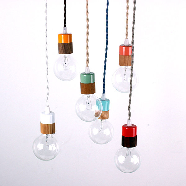 Pendant light with a wooden veneer