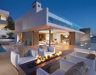 Incredible Beach House In California Brings The Ocean Indoors!