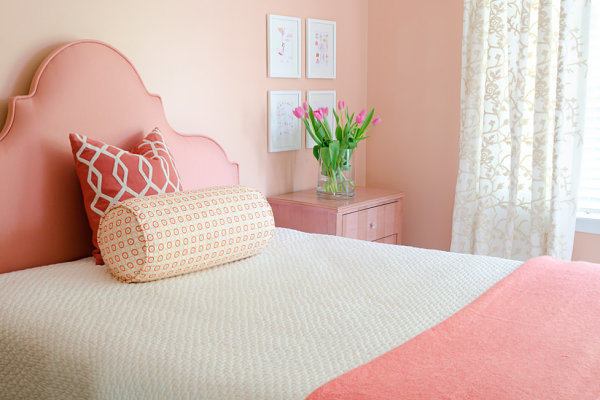 Shades of coral in a soothing bedroon