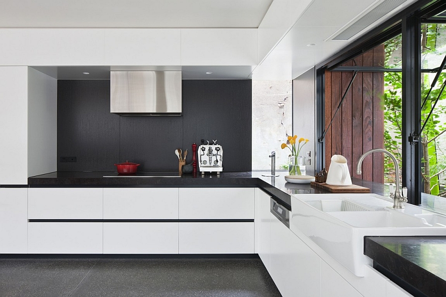 Sleek kitchen conters in black and white