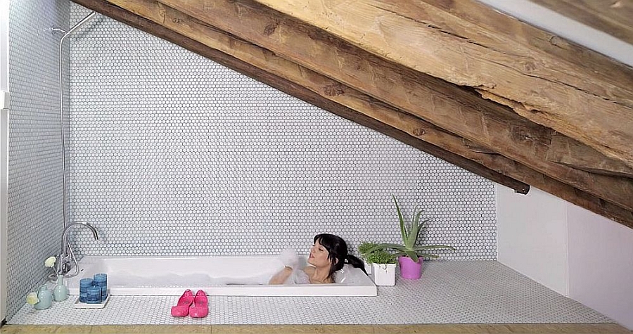 Space-saving bathtub design in loft apartment