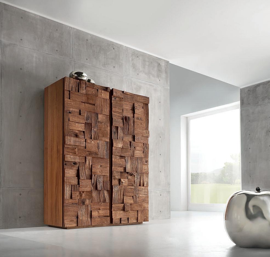 Wooden shelf with oak blocks