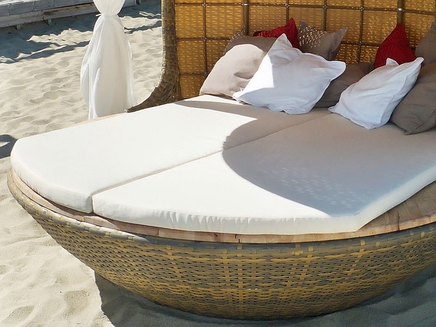 fabulous and comfy daybed design perfect for the beach