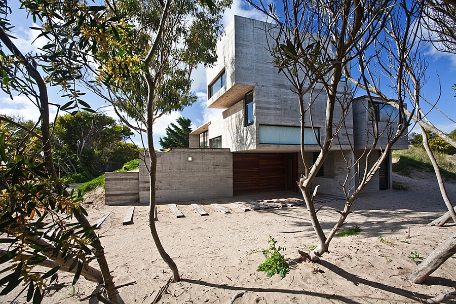 natural surroundings of the concrete house