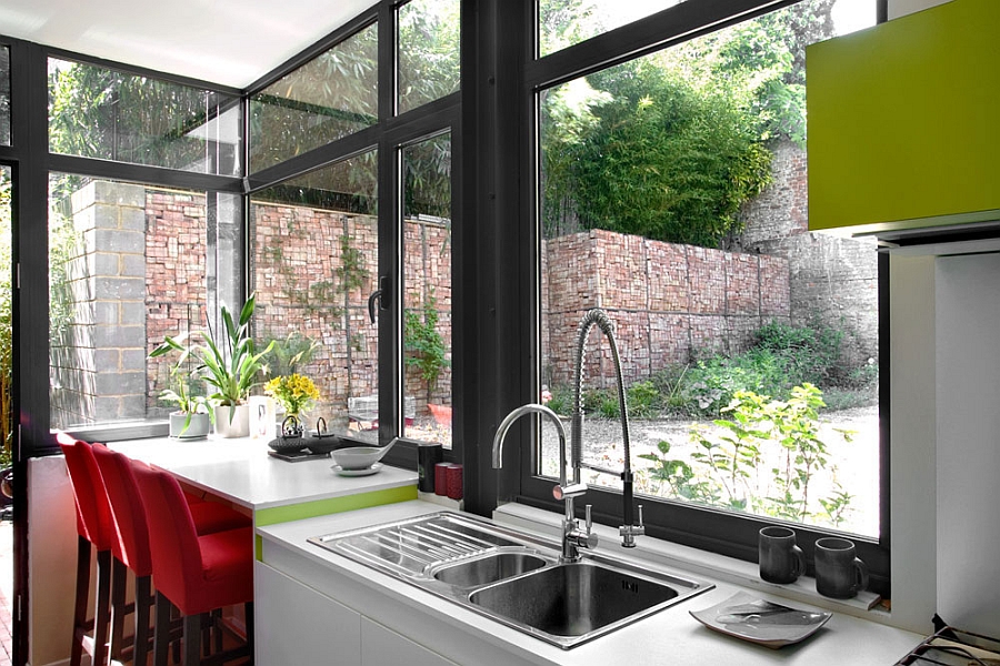 Compact kitchen with view of the outdoor terrace