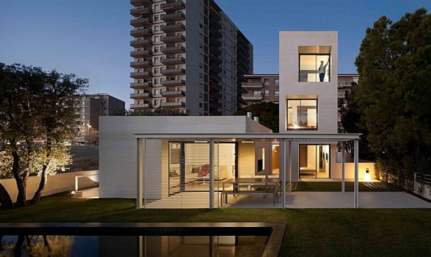 Fascinating Residence In Barcelona Enthralls With Its Minimal Design!