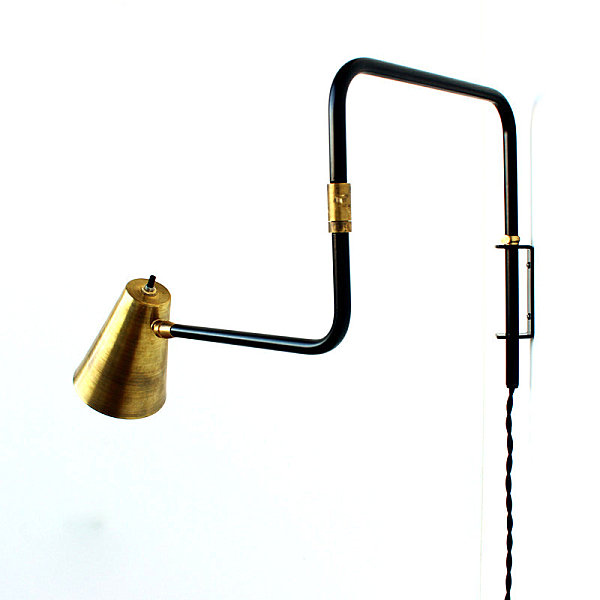 Swiveling wall lamp