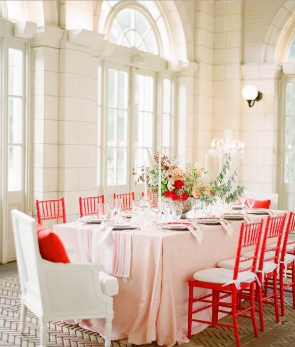 Wedding table with blush and red details