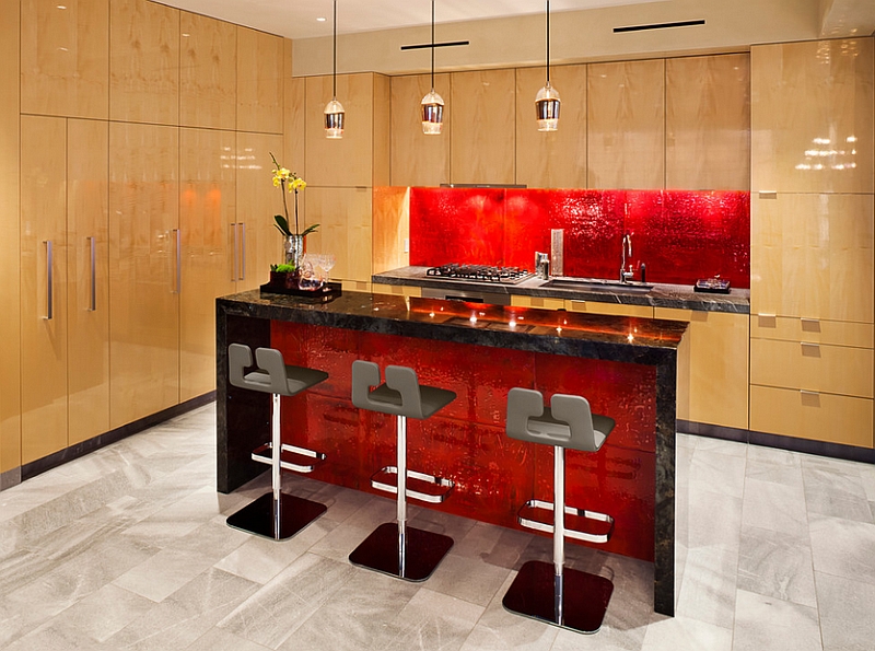 Un backsplash accattivante in rosso per la cucina in stile asiatico