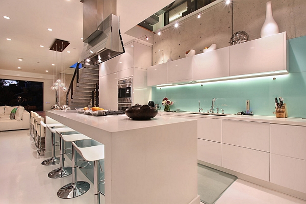 Audacious contemporary kitchen in white and blue