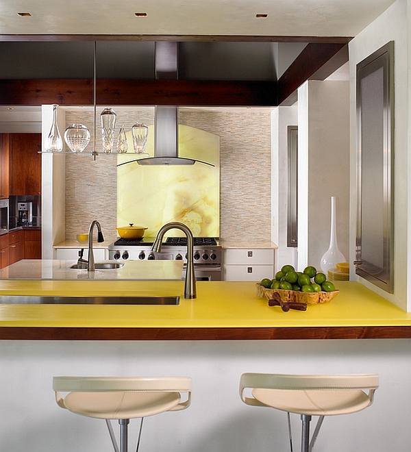 taustavalaistu onyx in yellow makes for a brilliant backsplash