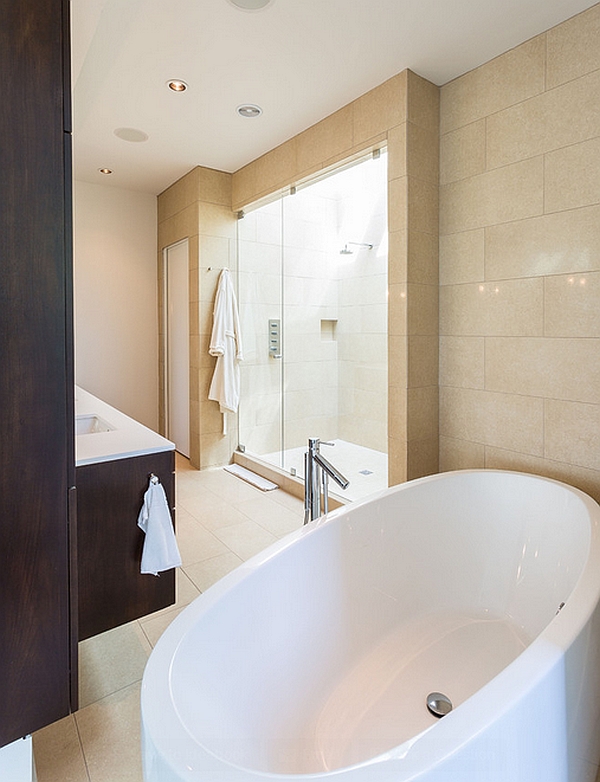 Bathtub that is conected with the bedroom