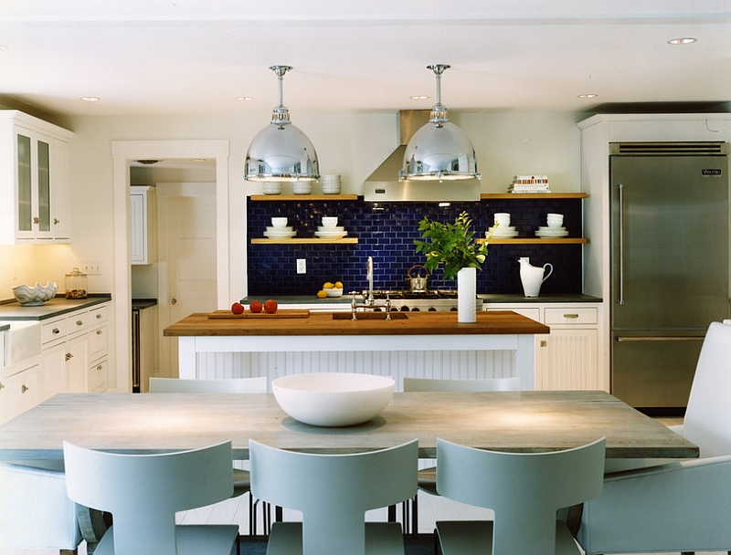 Cucina in stile spiaggia con un bel backsplash blu