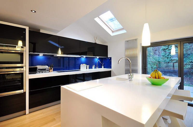 Bold combination of black and blue in the kitchen