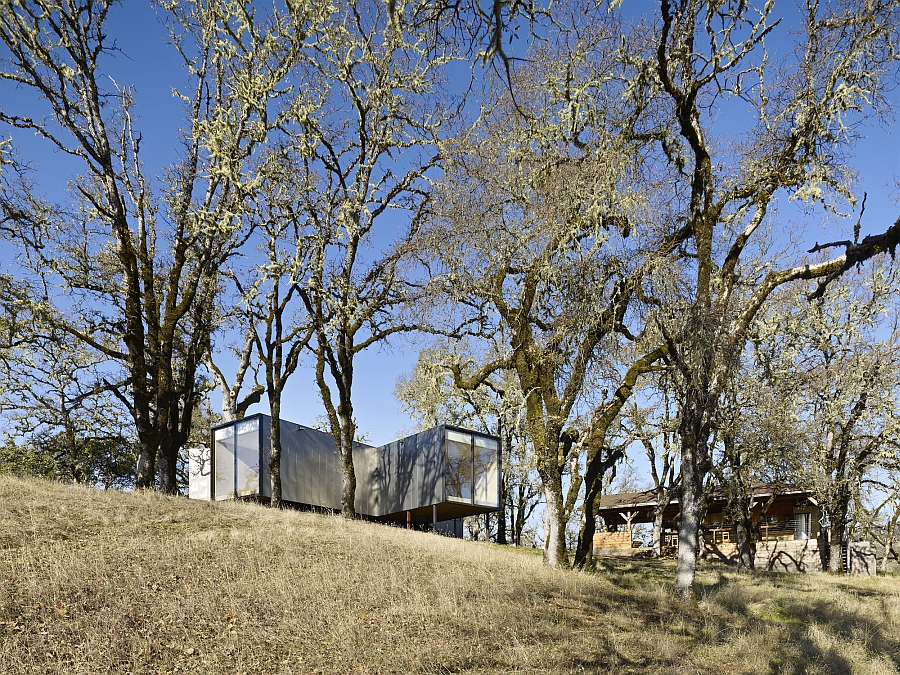 Cantilivered structure of the Moose Road Residence