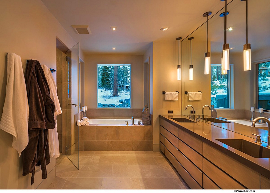 Contemporary bath with warm lighting