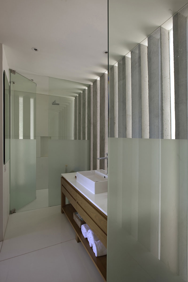 Contemporary bathroom at Casa L