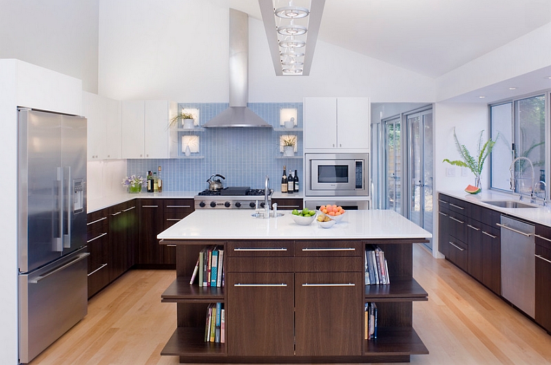 Eleganter blauer Backsplash gepaart mit Holzschränken