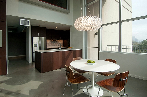 Elegant pendant above the Saarinen Dining Table