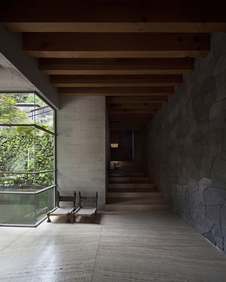 Entrance to the livig room with wooden beam ceiling