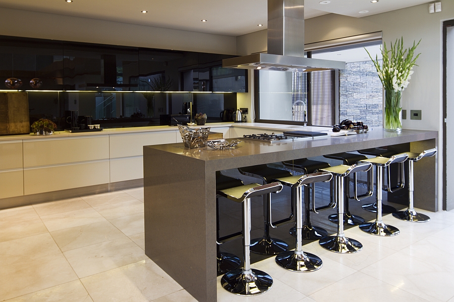 Exquisite modern kitchen in black and white