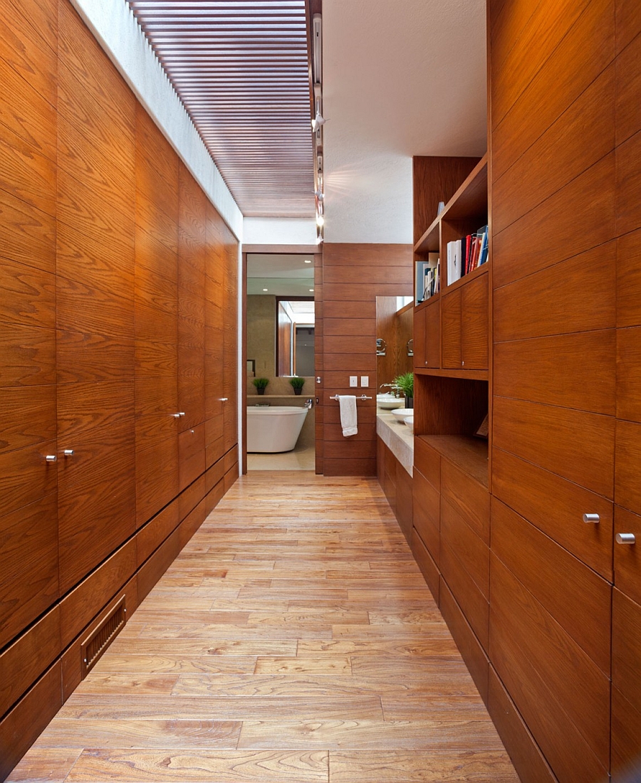 Exqusite bathroom covered in wood